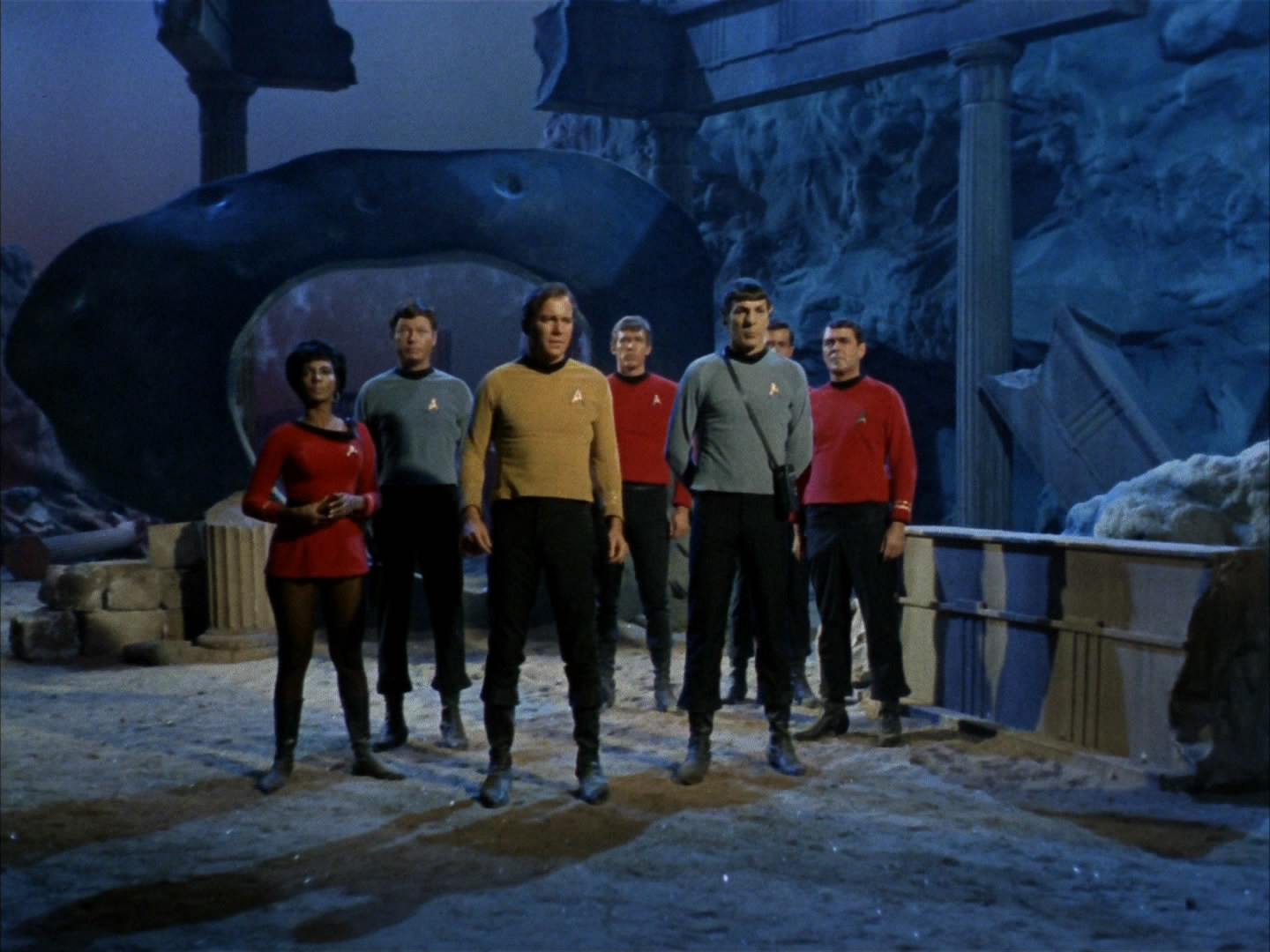 Landing party beaming up from the Guardian planet in Star Trek TOS